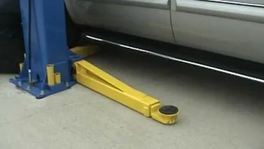 Difference Between Symmetric Arms and Asymmetric Arms On a Two Post Lift